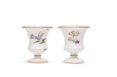 null VINCENNES
Paire de vases Parseval en porcelaine tendre à décor polychrome de...