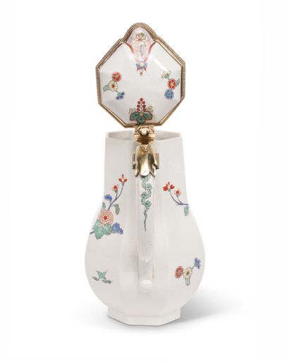 CHANTILLY
Covered water pot in soft porcelain...