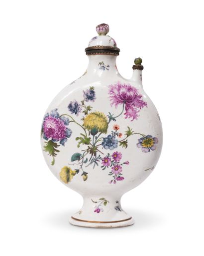 null MEISSEN
Covered pot with flat body of baluster form in porcelain with polychrome...