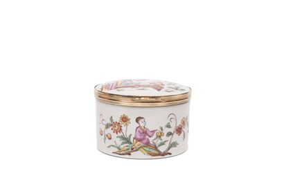 CHANTILLY
Round covered snuffbox in soft...