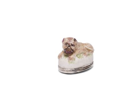 null MENNECY
Covered snuffbox in soft porcelain in the shape of a lion lying on a...
