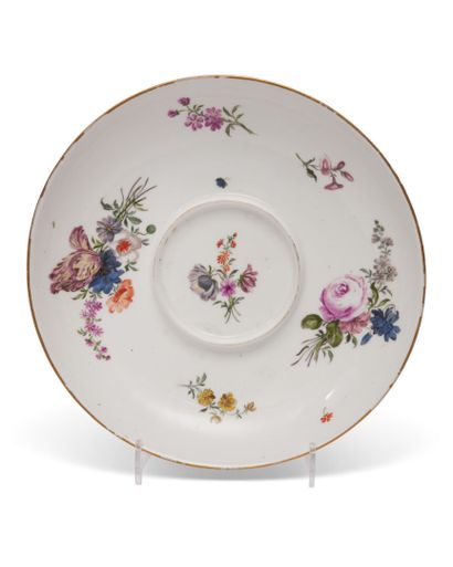 null MEISSEN
Soucoupe d'écuelle à bouillon de forme circulaire à décor polychrome...