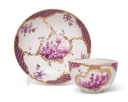 null FRANKENTHAL
Tasse à thé et sa soucoupe en porcelaine à décor en camaïeu
pourpre...