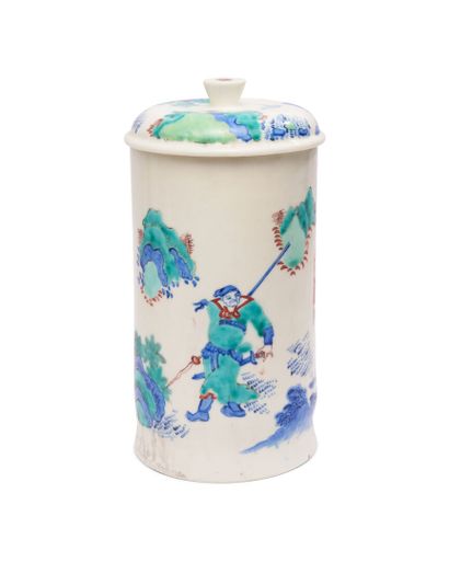 null SAINT-CLOUD
Grand pot à tabac couvert en porcelaine tendre à décor polychrome...