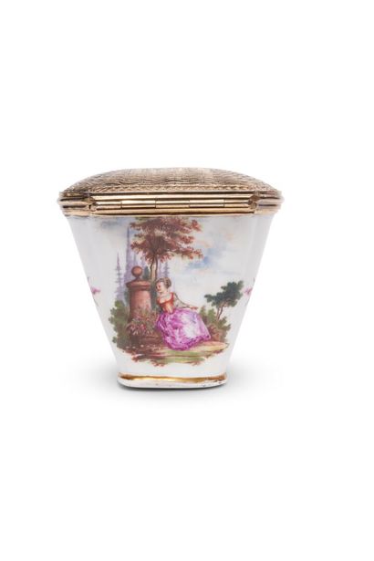 null MEISSEN
Covered snuffbox in porcelain in the shape of a ribbed hood, with
polychrome...