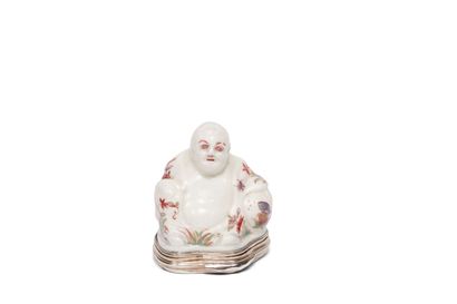 null SAINT CLOUD
Tabatière couverte en porcelaine tendre en forme de
Chinois assis...