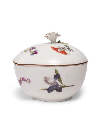 null MEISSEN
Covered sugar pot in porcelain in the shape of a pomegranate, the lid...
