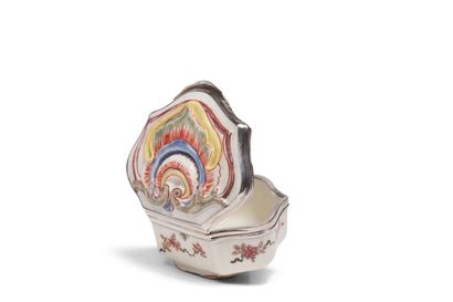 SAINT CLOUD
Covered snuffbox in the shape...