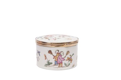 null CHANTILLY
Round covered snuffbox in soft porcelain with tin enamel
enamel with...