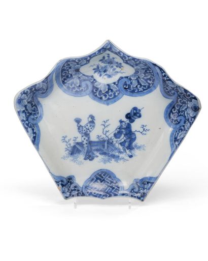 null Delft
Element of especially in earthenware in the shape of petal with decoration...