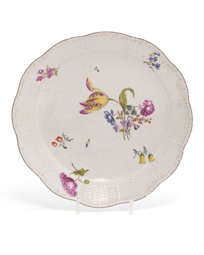null MEISSEN
Round porcelain dish with a contoured edge with wickerwork motifs
in...