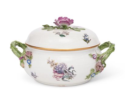 MEISSEN
Round covered tureen in porcelain,...
