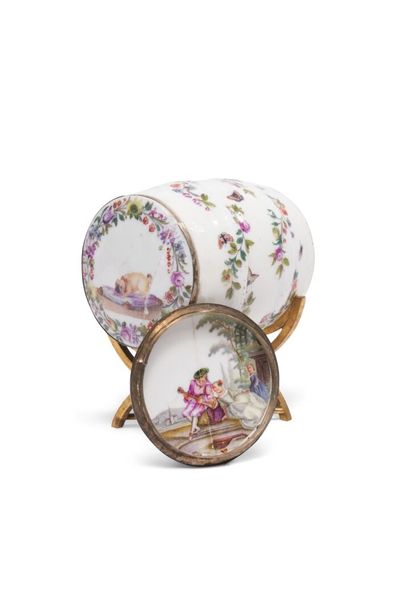null MEISSEN
Porcelain snuff box in the shape of a barrel with
two lids, one decorated...