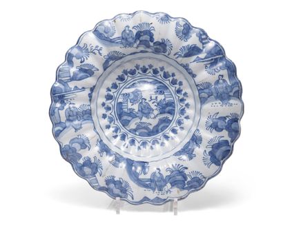 null Delft
Plat lobé en faïence à décor en camaïeu bleu de Chinois assis dans un...