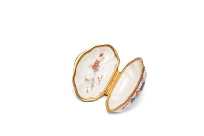 null SAINT CLOUD
Rectangular covered snuffbox in soft porcelain with
decorated with...