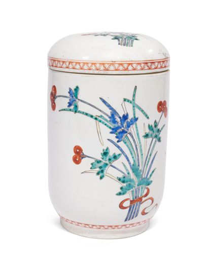 null CHANTILLY
Covered tobacco or ointment jar in soft enamel porcelain
enamel, the...