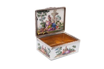 null GERMANY
Rectangular covered snuffbox in porcelain with polychrome
polychrome...