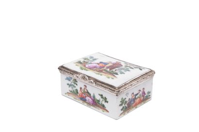 null GERMANY
Rectangular covered snuffbox in porcelain with polychrome
polychrome...