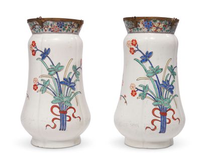 null CHANTILLY
Paire de vases à oignon en porcelaine tendre à émail stannifère à...