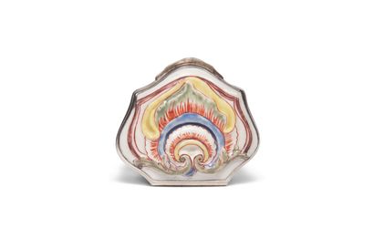 null SAINT CLOUD
Covered snuffbox in the shape of shell in relief on the lid and...