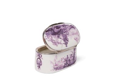 null TOURNAI
Tabatière ovale couverte en porcelaine tendre à
décor en camaïeu violet...