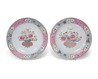 null CHINA
Pair of large dishes with polychrome decoration of enamels of the pink...