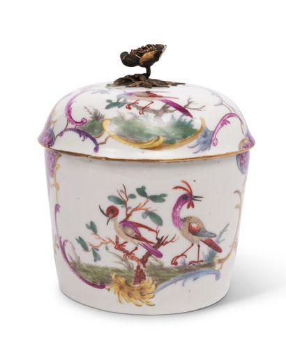 null MEISSEN
Covered sugar pot in porcelain of form
truncated cone shape, the lid...