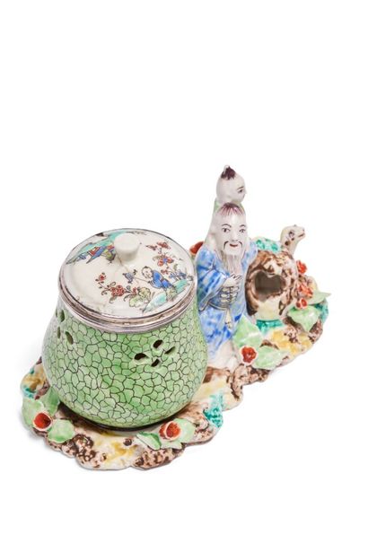 null CHANTILLY
Oval inkwell in soft porcelain formed of three Chinese and a dog on...