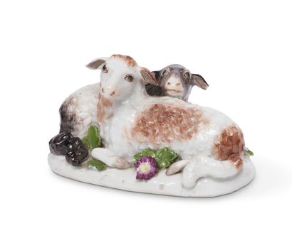 null MEISSEN
Groupe en porcelaine représentant deux moutons allongés
l'un contre...
