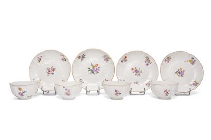 null MEISSEN
Set of four tea cups and their saucer in porcelain with contoured edge...