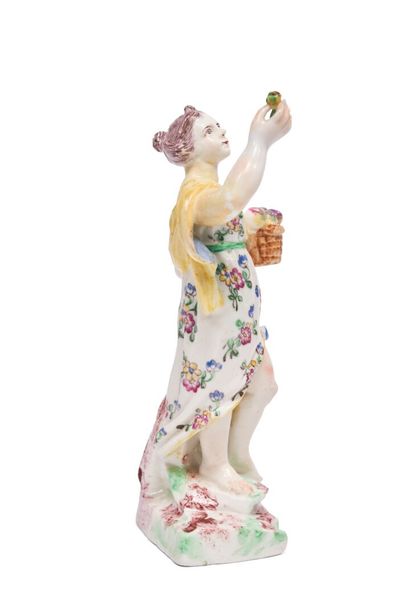 null MENNECY
Statuette en porcelaine tendre représentant Pomone tenant un
fruit dans...