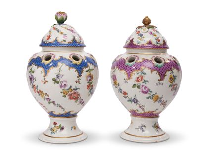 MEISSEN
Two vases pot-pourris covered in...
