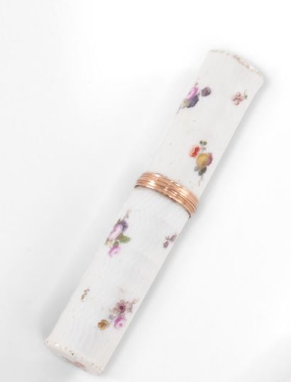 null MEISSEN AND GERMANY
Three cylindrical needle cases and a handle in porcelain...
