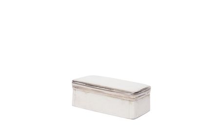null MENNECY
Rectangular covered snuffbox in white enamelled soft porcelain with
basketry...