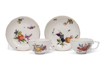 null Meissen
Lot including two small cups and their saucer in porcelain with patterns...