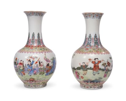 null Chine
Paire de vases balustre en porcelaine à décor polychrome des émaux de...