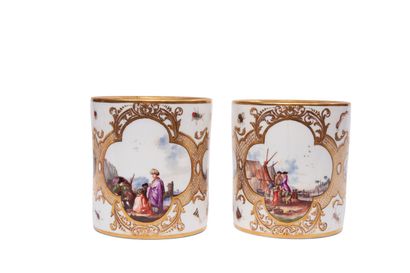 null MEISSEN
Deux pots à tabac ou à pommade cylindriques en
porcelaine dont un couvert...