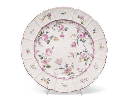 MENNECY
Plate in soft porcelain with wickerwork...