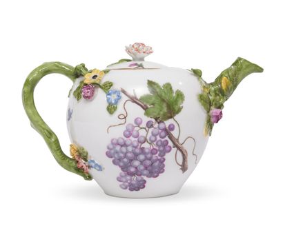 null MEISSEN
Covered teapot in porcelain, the handle and the spout in
in the shape...