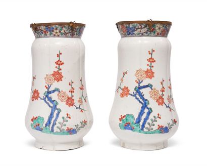CHANTILLY
Paire de vases à oignon en porcelaine...
