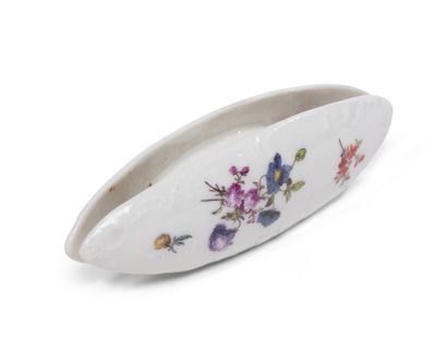 MEISSEN
Porcelain oval shuttle with polychrome...