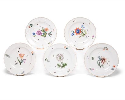 null MEISSEN
Suite de cinq assiettes en porcelaine à bord contourné à décor
polychrome...