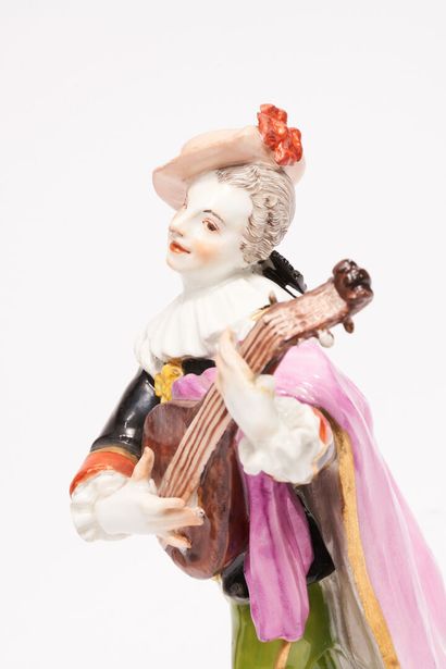 null MEISSEN
Porcelain statuette representing a comedian playing lute standing on...