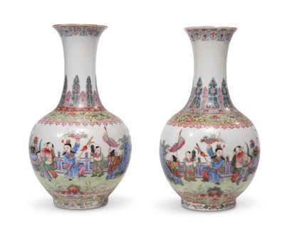 null Chine
Paire de vases balustre en porcelaine à décor polychrome des émaux de...