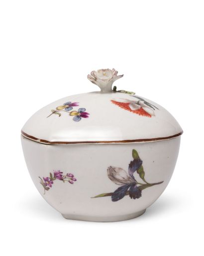 null MEISSEN
Covered sugar pot in porcelain in the shape of a pomegranate, the lid...