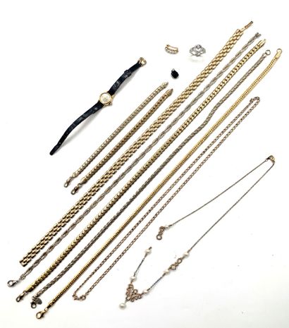 null Lot en métal comprenant : sept colliers, deux bracelets, une bague, un serre...