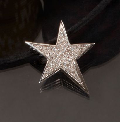 null Collier cordonnet noir retenant en pendentif un motif étoile en or gris 750...