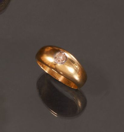 null Bague jonc en or jaune 750 millièmes ornée au centre d'un diamant rond de taille...