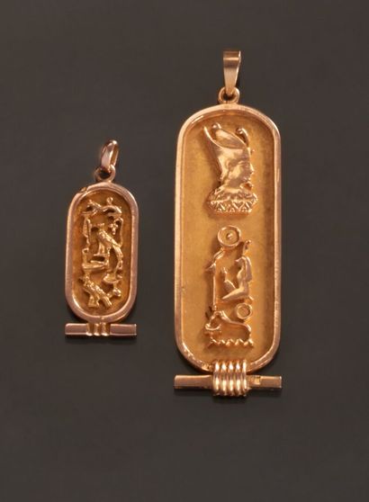null Lot de deux pendentifs gravés de hiéroglyphes, l'un en or jaune 750 millièmes...