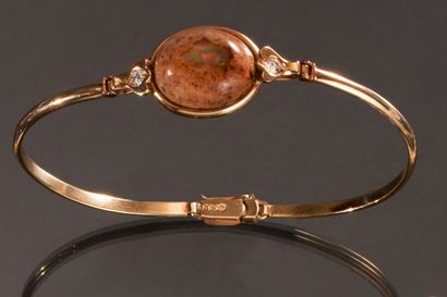 null Bracelet rigide et ouvrant en or jaune 585 millièmes, le centre orné d'une opale...